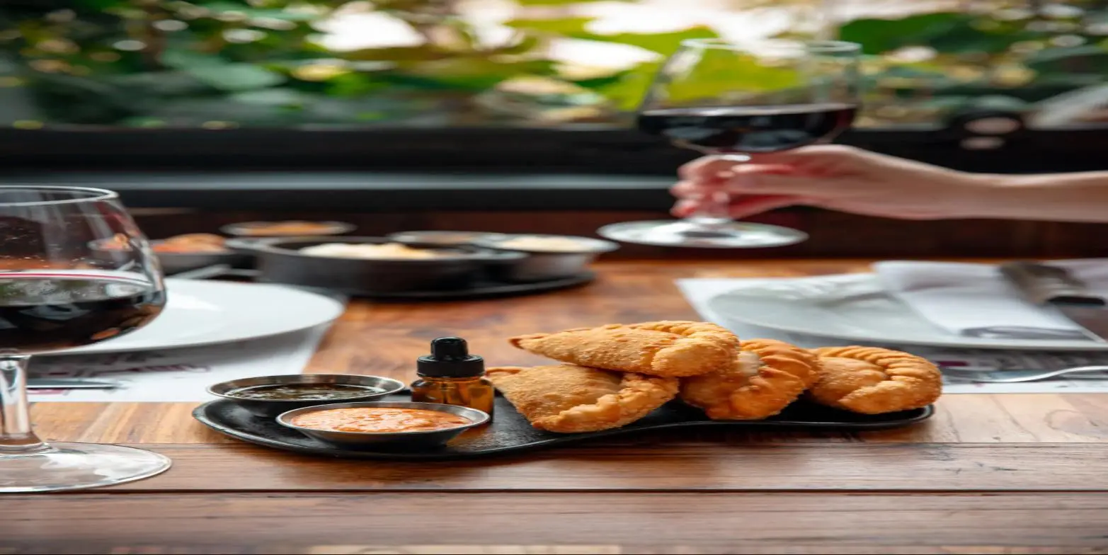 Empanadas de carne La Cabrera con salsas