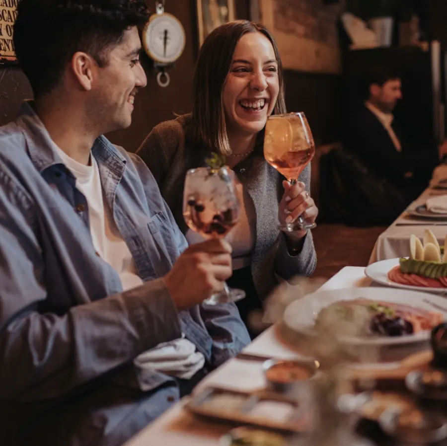 Pareja riendo con aperitivos en La Cabrera