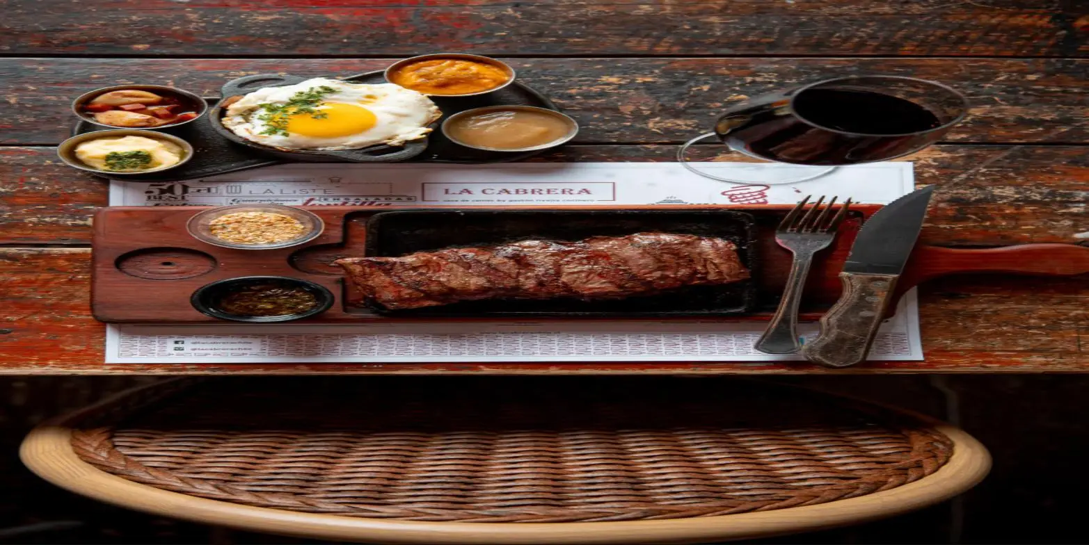 Tabla de entraña con huevo y guarniciones de cortesía